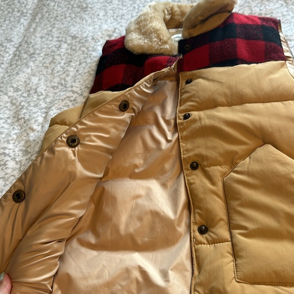 Beige and red and black checkered vest with snapped button closure. Size small - Picture 5 of 8